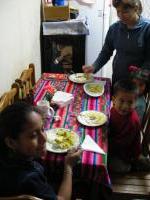 カリー（カレー）を食べる子供たち